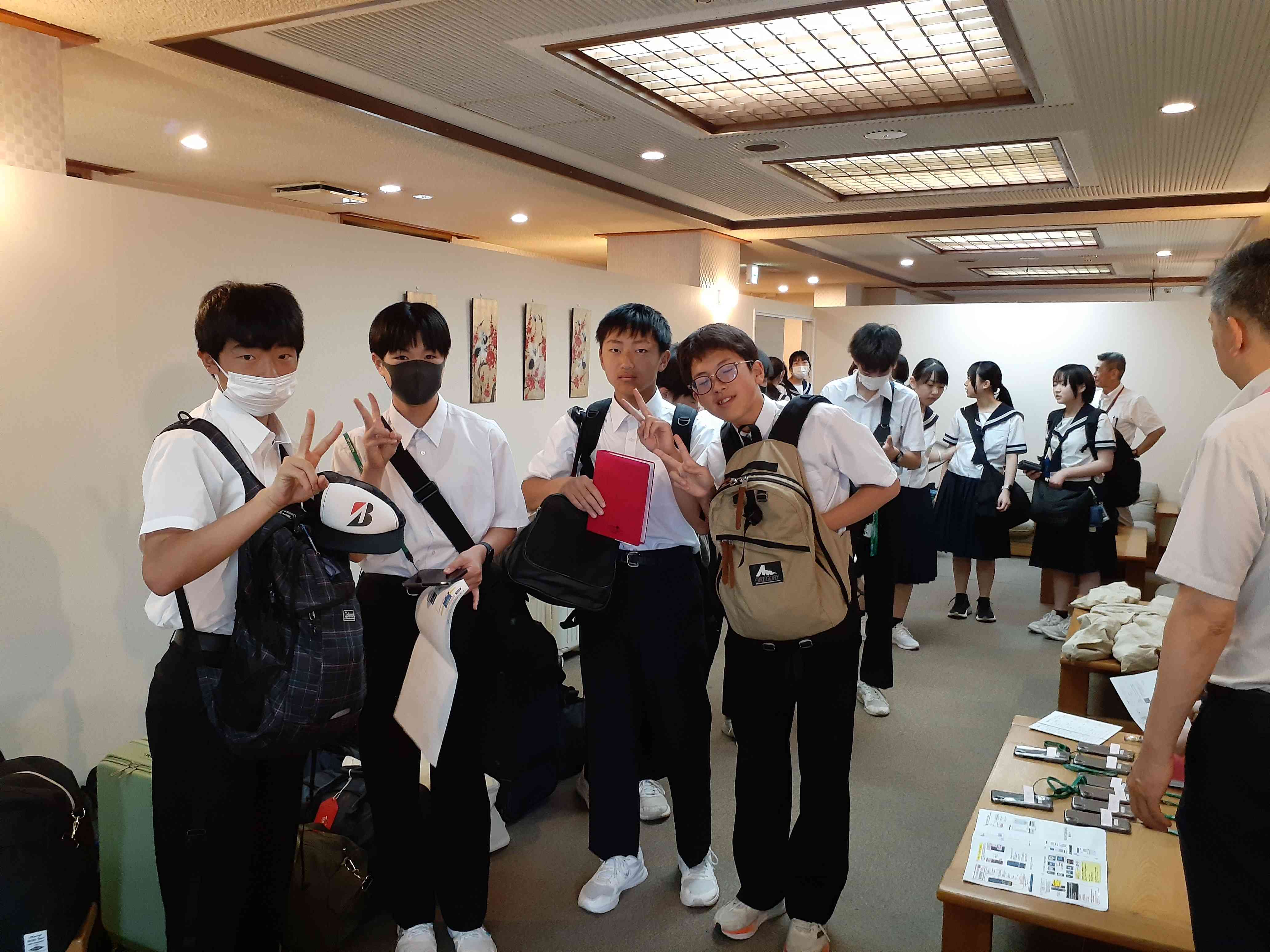 5月15日　修学旅行　旅館出発（２）jpg